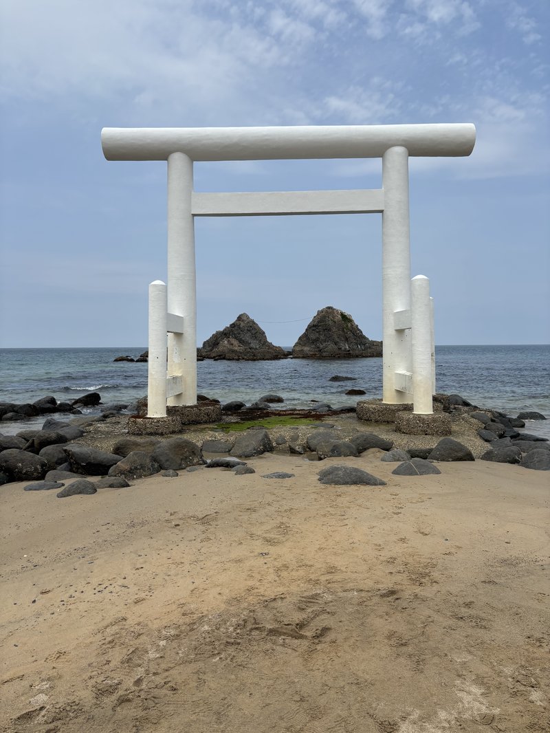 糸島・二見ヶ浦の白い鳥居