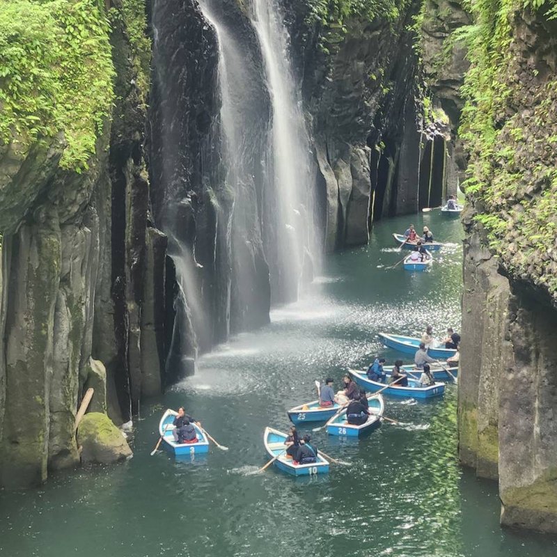 高千穂峡のボートと滝