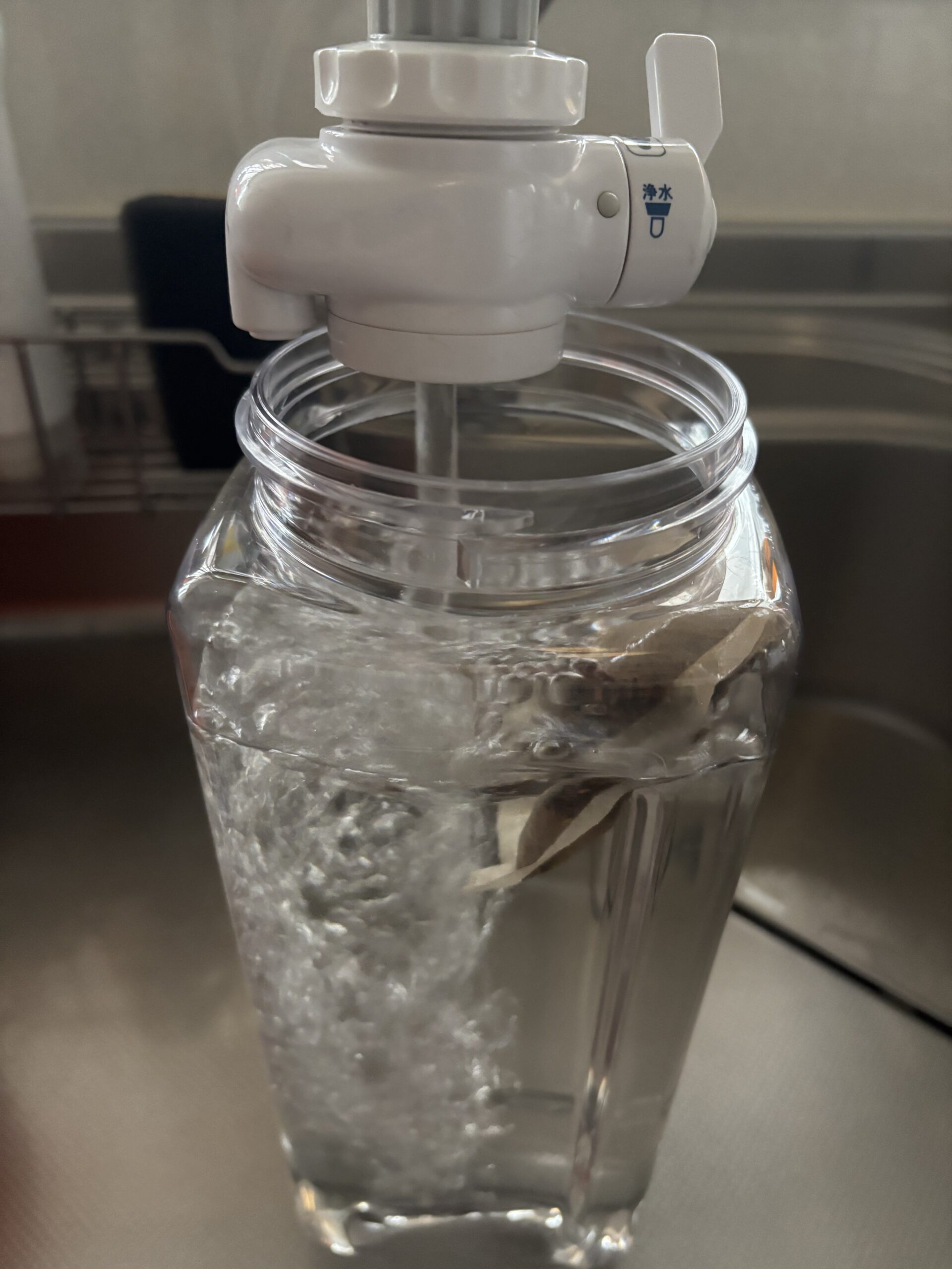 ゴクリアの浄水をそのまま使って麦茶を水出しで作っているところ