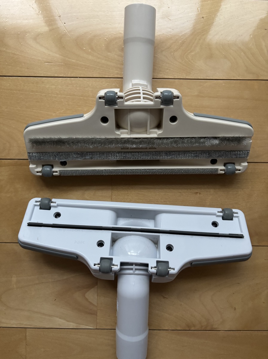 カーペット用ノズルと標準ヘッドの裏側比較